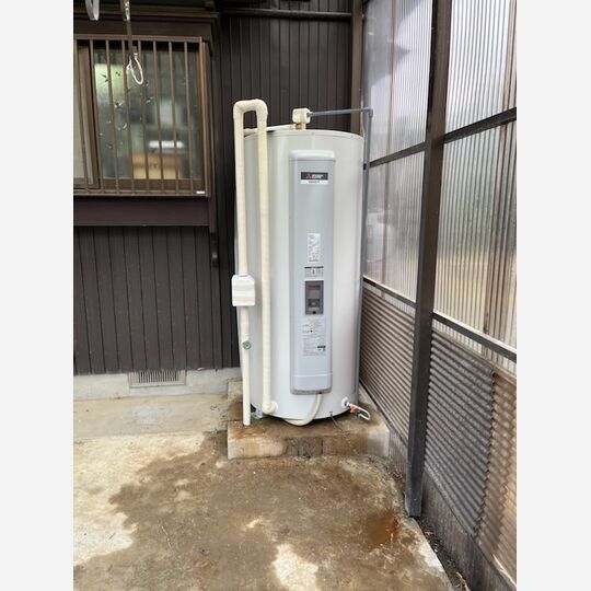 貯湯タンクとヒートポンプユニットの設置