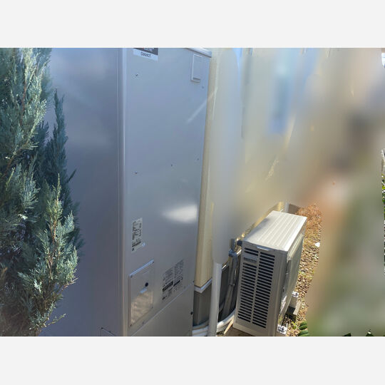 屋外設置のエコキュート一式